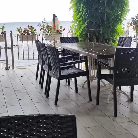 с изглед към морето в ла мер アパート