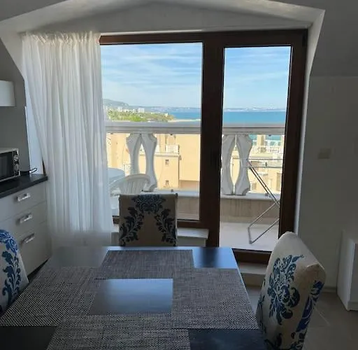 с изглед към морето в ла мер * Golden Sands