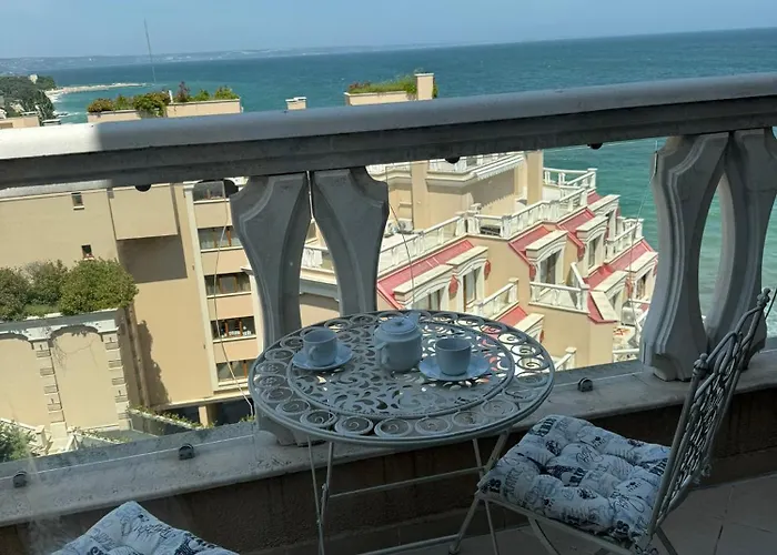 с изглед към морето в ла мер Апартамент *